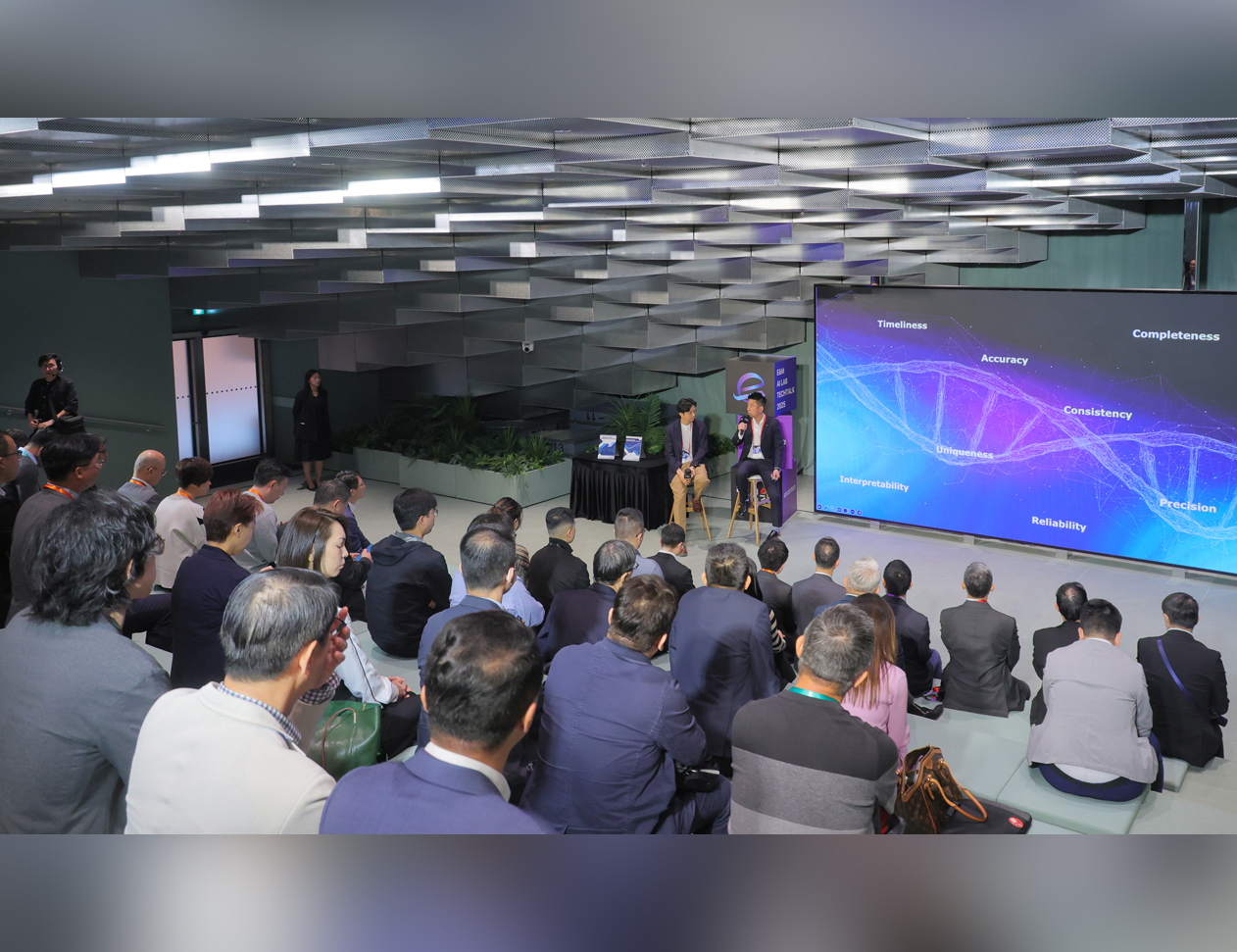 機電署團隊講解未來在業內實踐與應用最新人工智能技術的可行性。