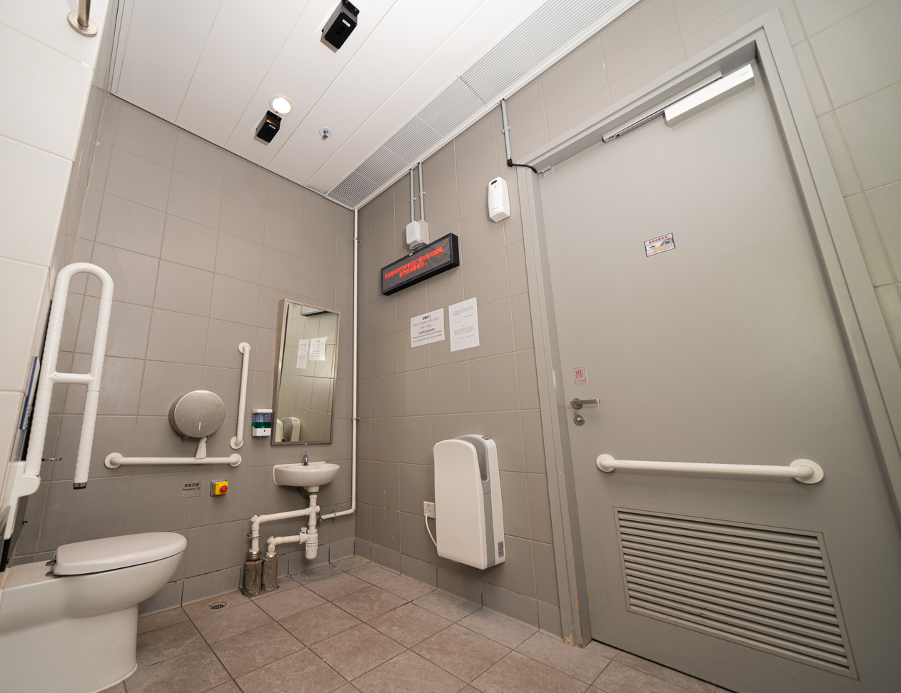 機電署為康文署轄下康體場地的暢通易達洗手間安裝智能意外感應系統，提升洗手間使用者的安全。