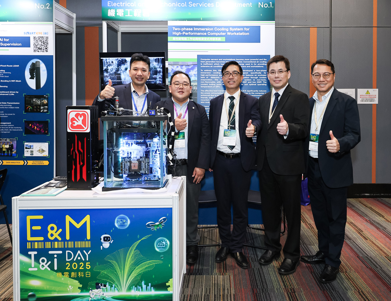 機電署副署長/營運服務周厚強先生(中)率領機電署團隊，在展覽攤位推廣創科。圖中展品為「高性能電腦工作站兩相浸沒式冷卻系統」模型。