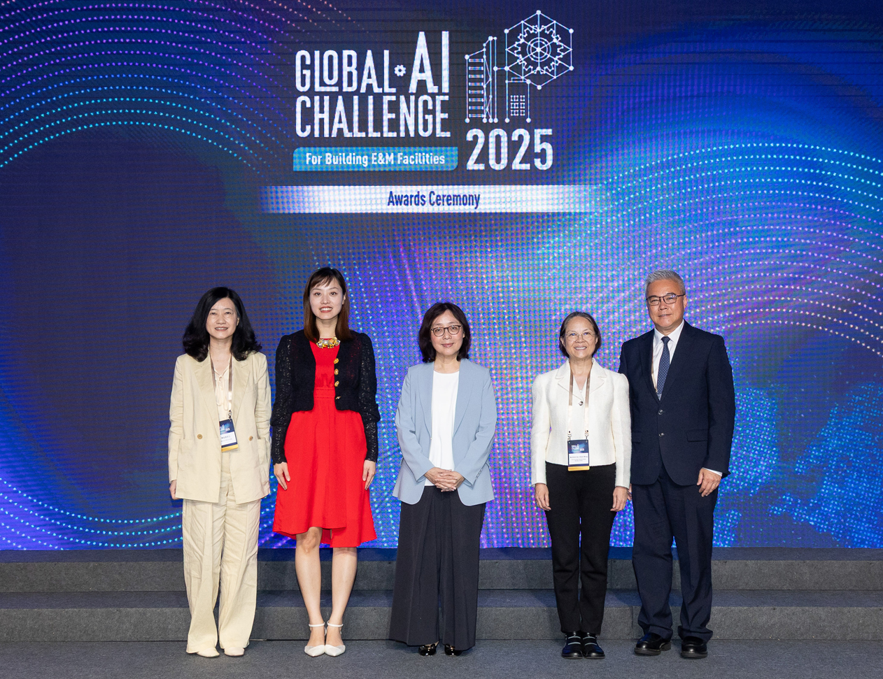 發展局局長甯漢豪女士(中)、環境及生態局副局長黃淑嫻女士(右二)、創新科技及工業局副局長張曼莉女士(左二)、機電署署長潘國英先生(右一)，以及廣東省科協黨組成員、專職副主席周佑英女士(左一)主持頒獎典禮。