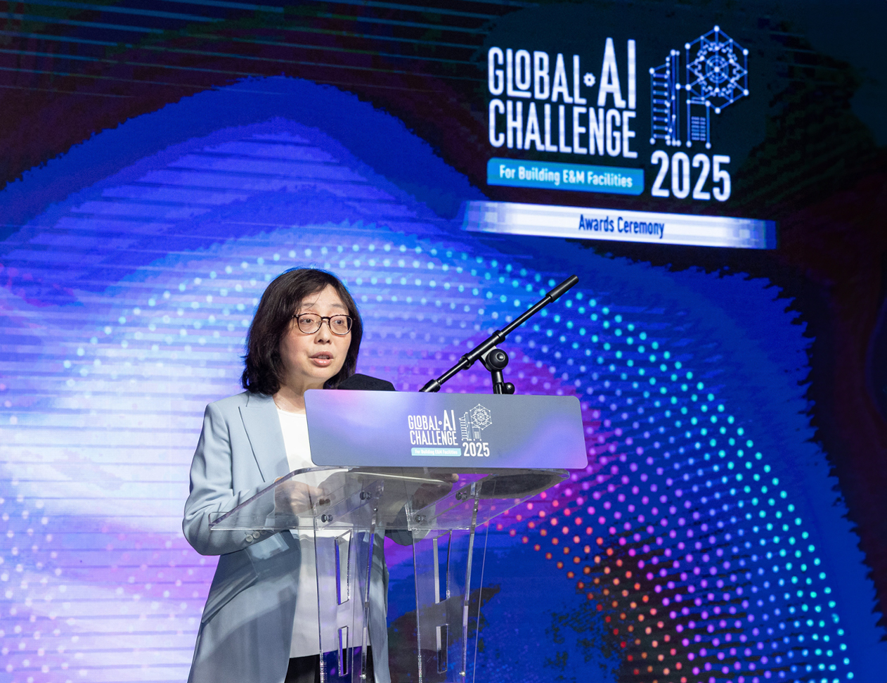 在頒獎典禮上，發展局局長甯漢豪女士致辭。