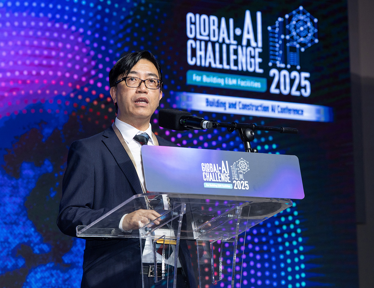 機電署副署長/營運服務周厚強先生在建築及建造人工智能論壇上致歡迎辭。