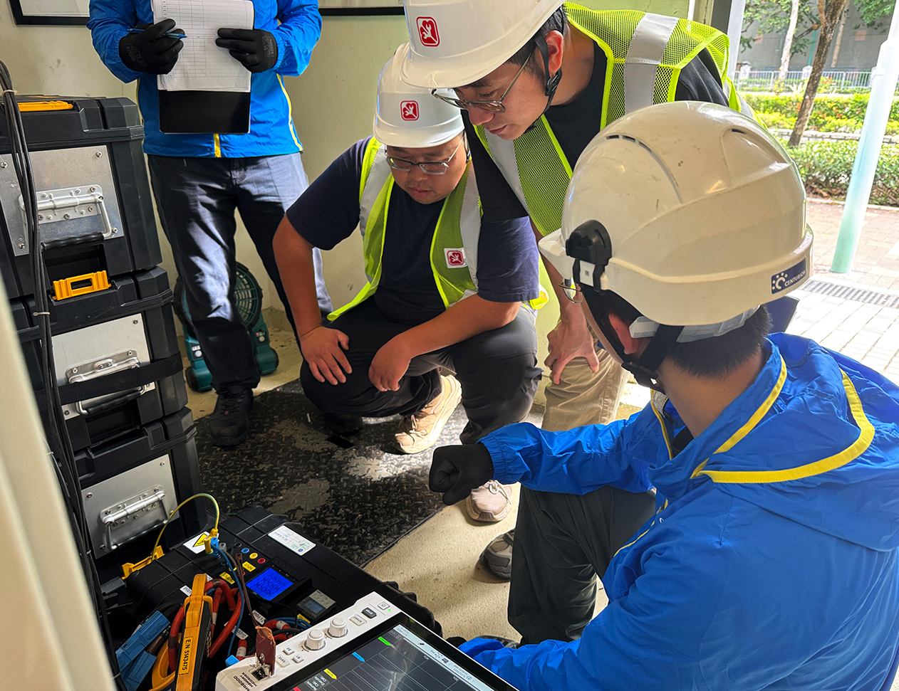 機電署人員為場地進行電力質量測試和模擬復電演練，確保全運會舉行期間電力供應穩定可靠。