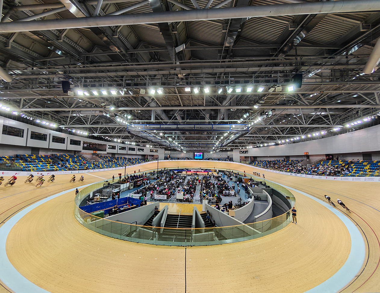 機電署在香港單車館進行多次照明系統調校和機電設施測試，確保賽事順利進行。