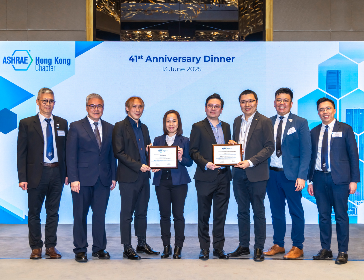 機電署署長潘國英先生(左二)與手持ASHRAE第十三區(亞太區域)科技大獎證書的機電署衞生工程部團隊和醫管局團隊合照。