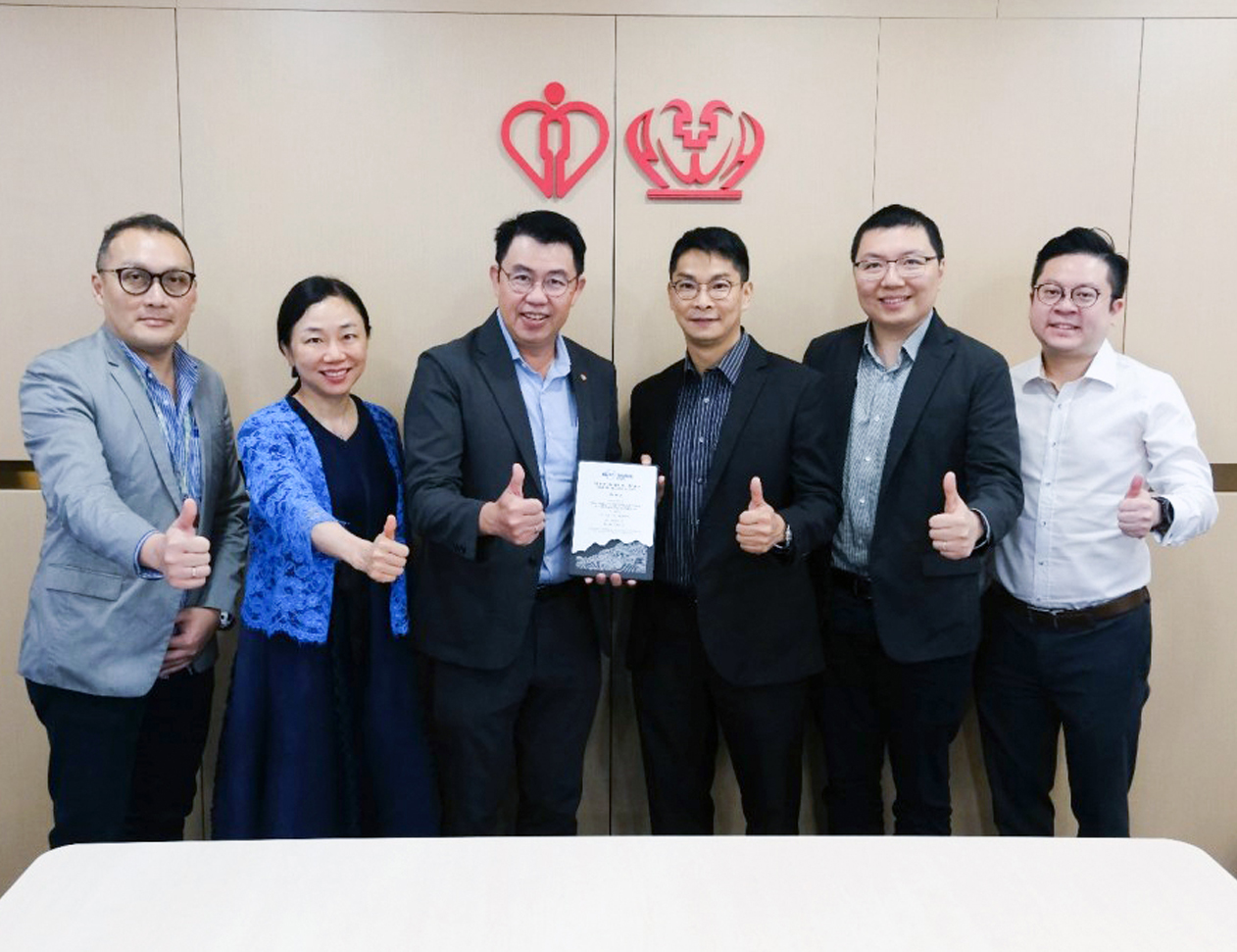 機電署和醫管局憑藉威爾斯親王醫院「重新校驗」項目，榮獲ASHRAE香港分會2025年科技大獎。機電署總工程師/衞生工程1 謝樂謙先生 (右三)及前醫管局新界東聯網總監鍾健禮醫生 (左三)和他們的團隊。