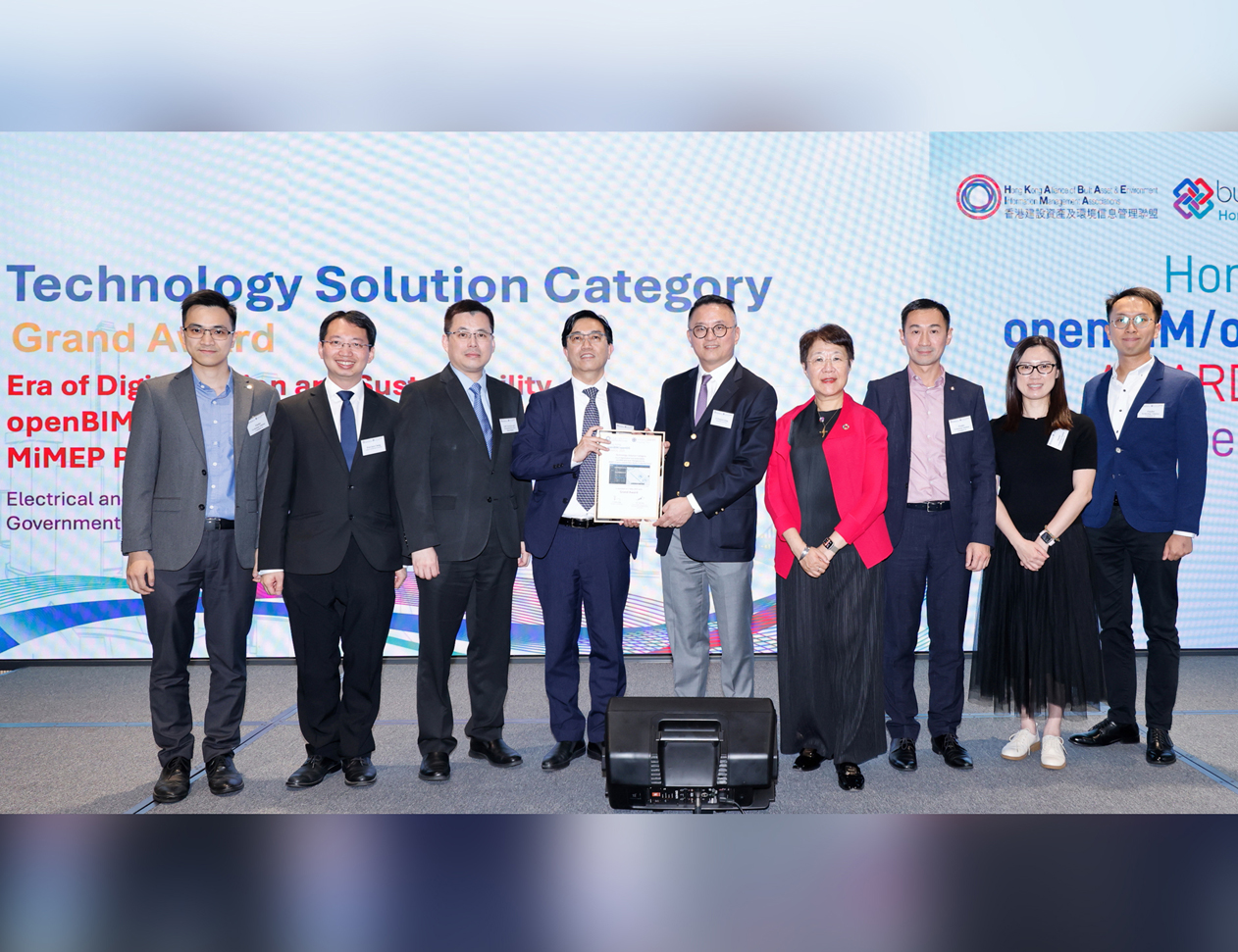 機電署副署長/營運服務周厚強先生(左四)率領得獎團隊，與香港建設資產及環境信息管理聯盟代表一同出席頒獎禮。