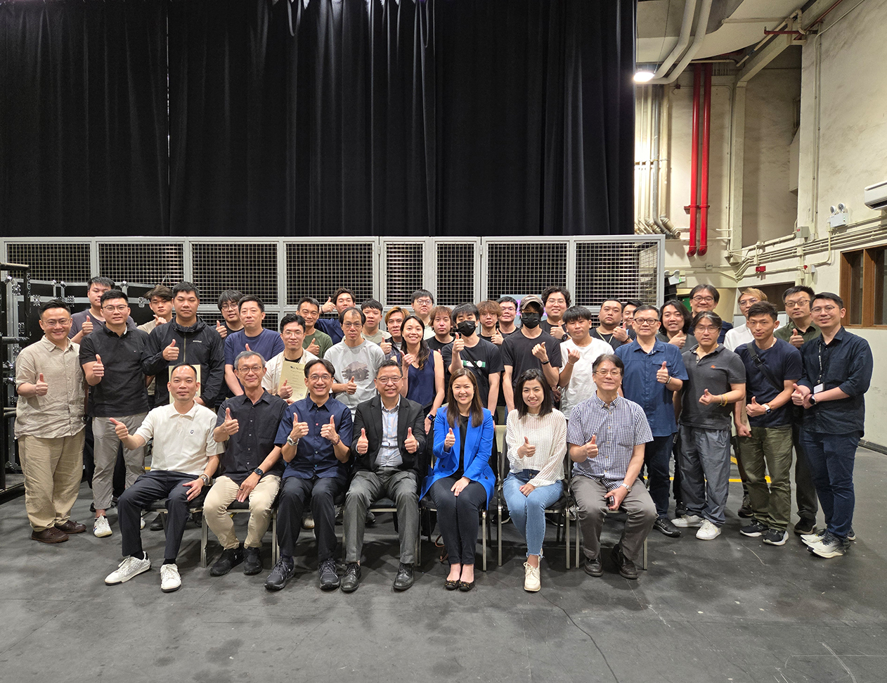機電署市政工程部和香港演藝學院的代表與課程學員一同慶祝舞台燈光專業培訓圓滿結束。