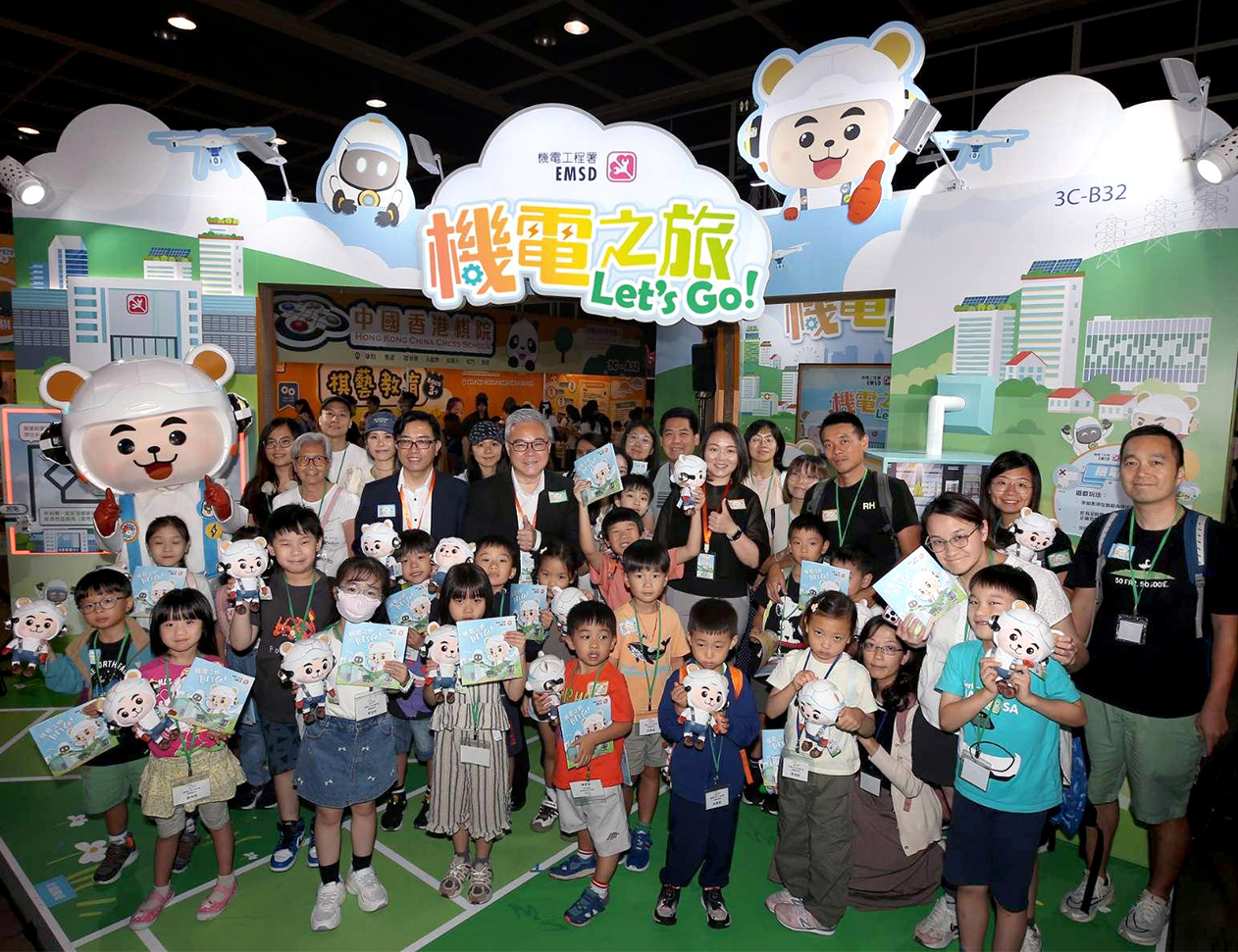 機電署署長潘國英先生與機電署管理層、機電青少年大使和家長合照。