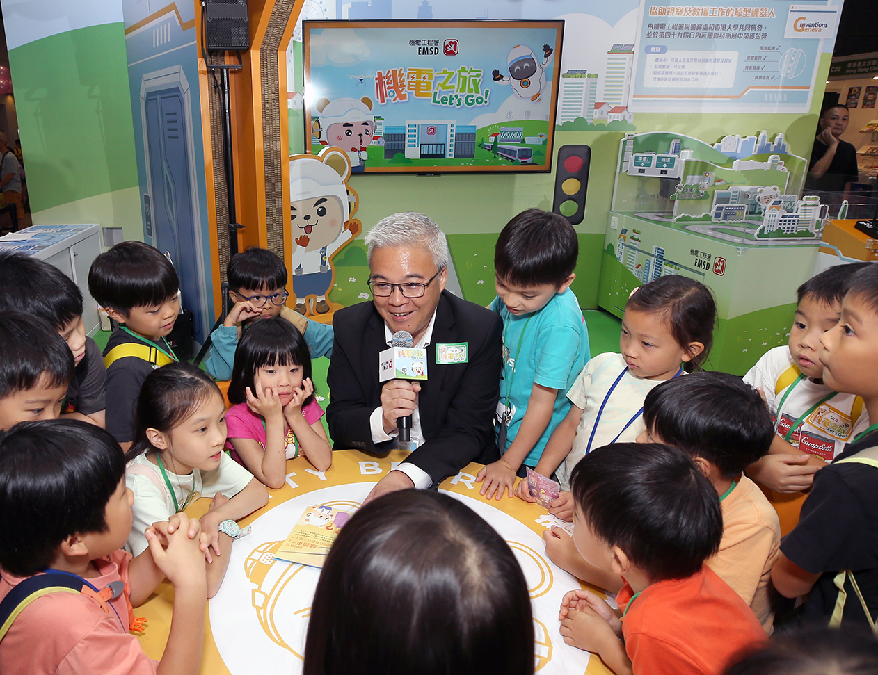 機電署署長潘國英先生與一眾機電青少年大使分享兒童繪本內的趣味機電冷知識。