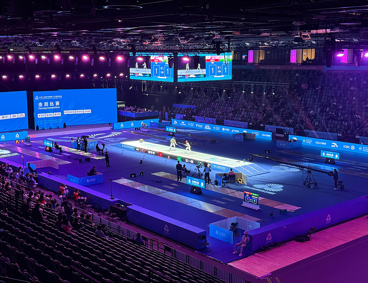 劍擊比賽的場地及燈光設置須於四日內完成。