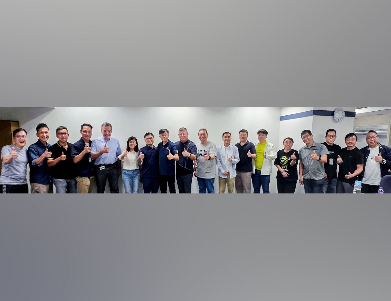 機電署、運輸署和營辦商合力完成咪錶軟件和後台系統更新工作。運輸署助理署長馮惠筠女士（左六）及首席運輸主任何均衡先生（左七）到場監督工作進度。