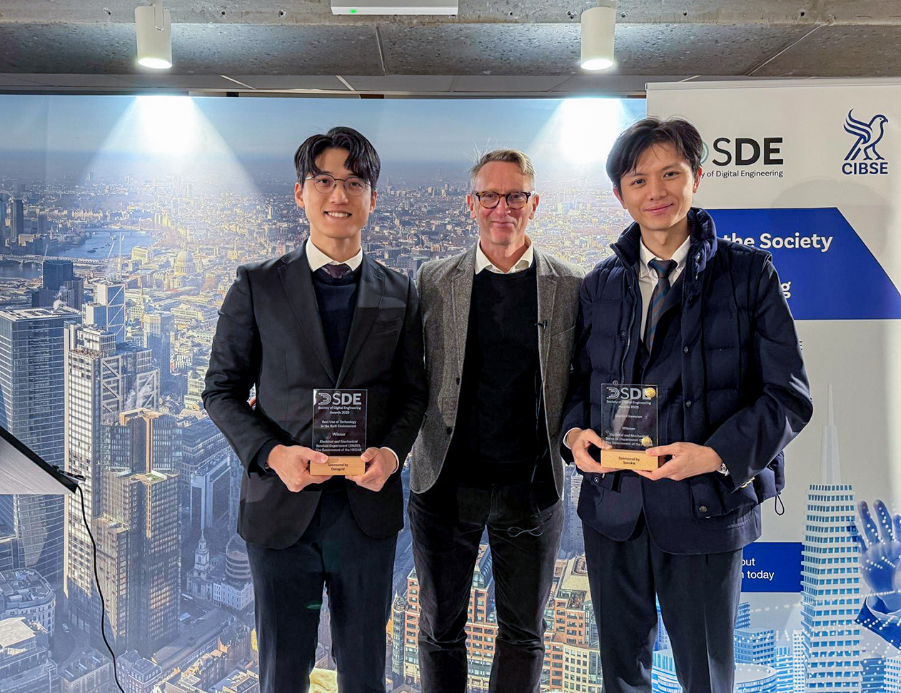 研發團隊成員在英國倫敦出席頒獎禮。