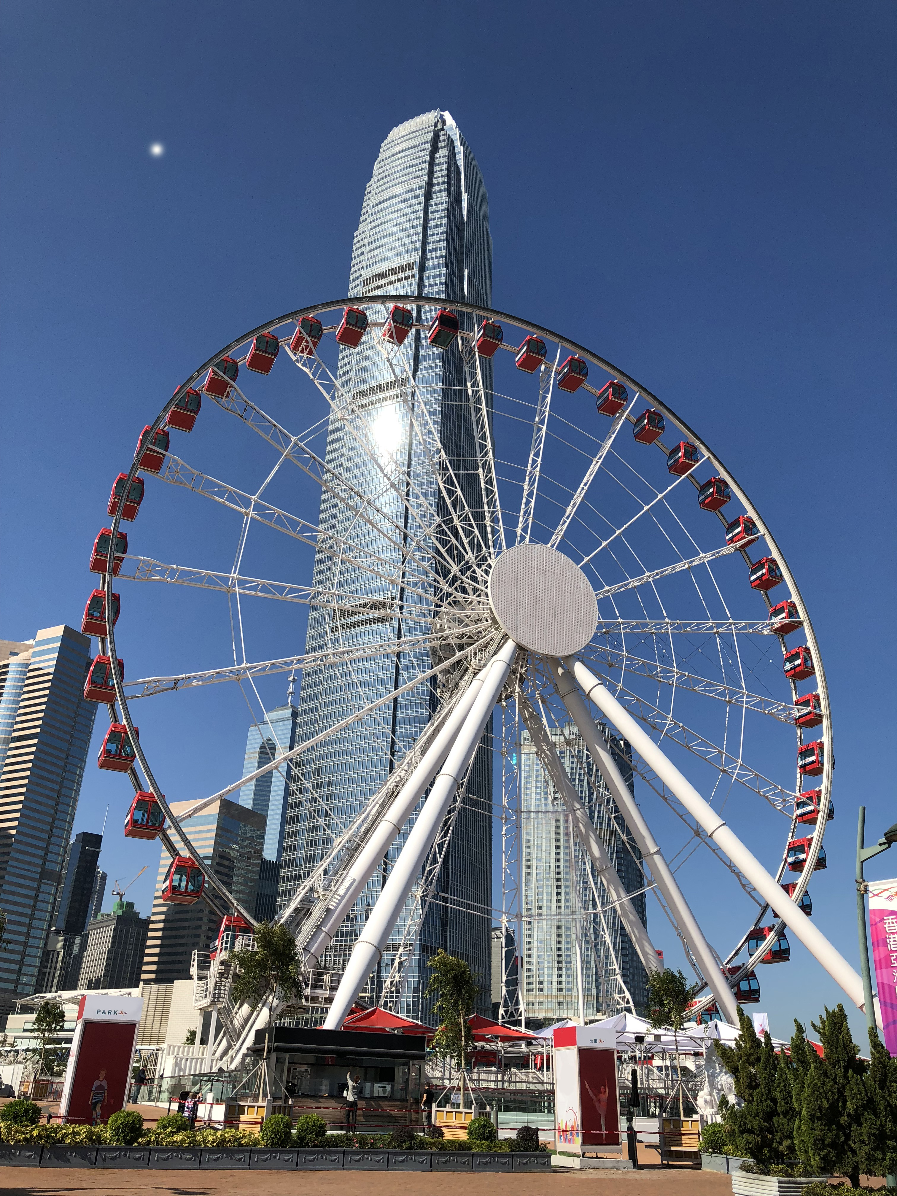 在香港中環海濱營運的香港摩天輪
